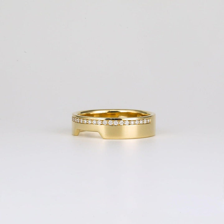 Round Diamond CVD EF/VVS Unique Cigar Style Wedding Band