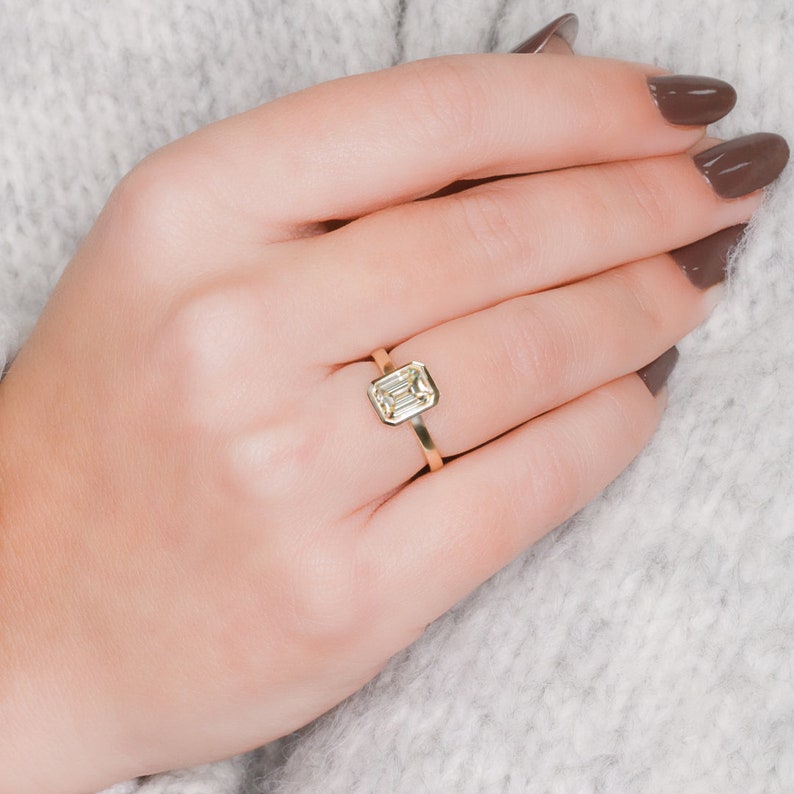 emerald-bezel-g-vvs2-diamond-engagement-ring