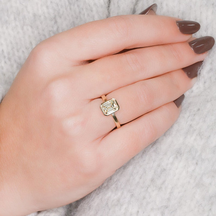 emerald-bezel-g-vvs2-diamond-engagement-ring