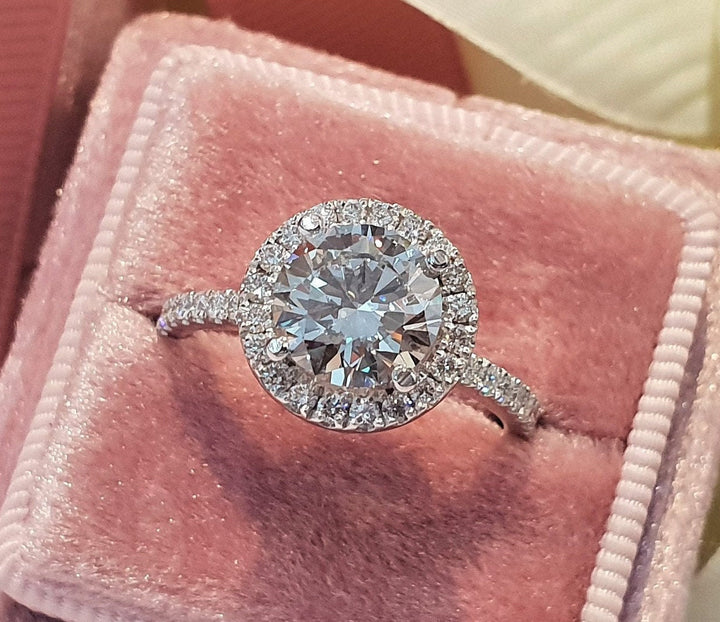round-cut-halo-g-vs1-lab-grown-diamond-engagement-ring