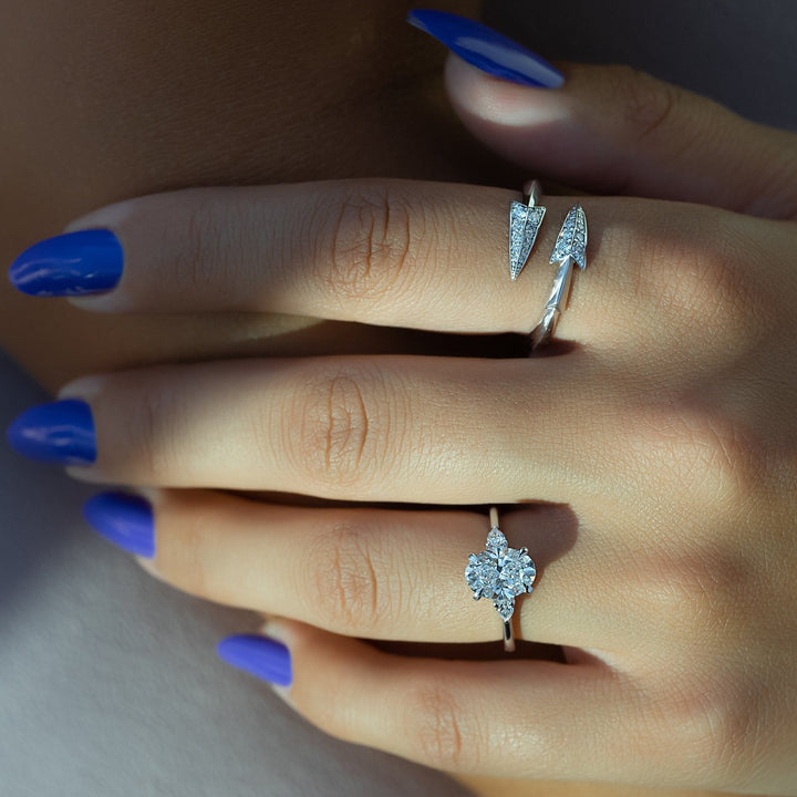 oval center diamond ring,