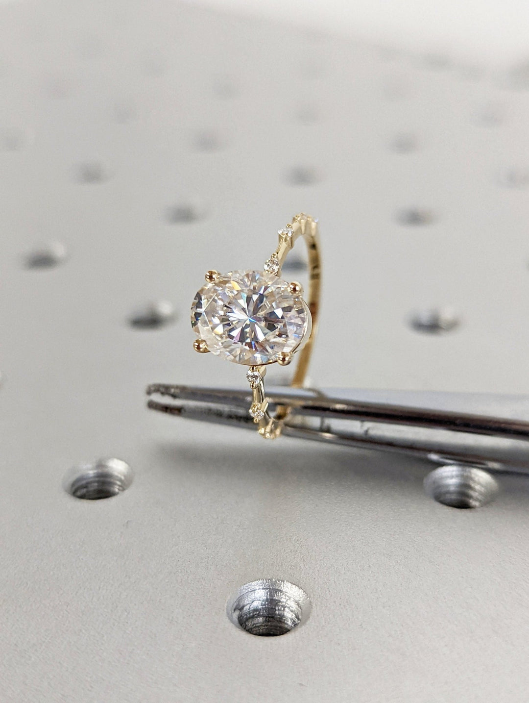 Luxury bridal ring with oval diamond centerpiece