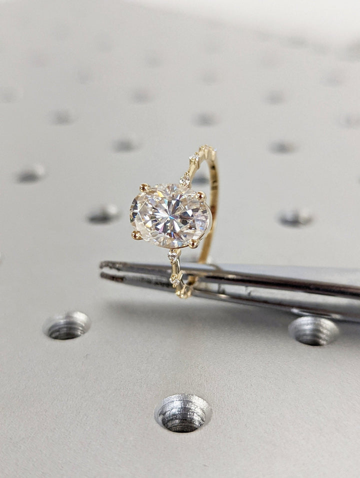Luxury bridal ring with oval diamond centerpiece