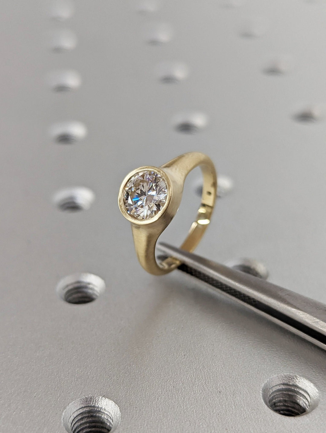 , IGI certified round cut diamond engagement