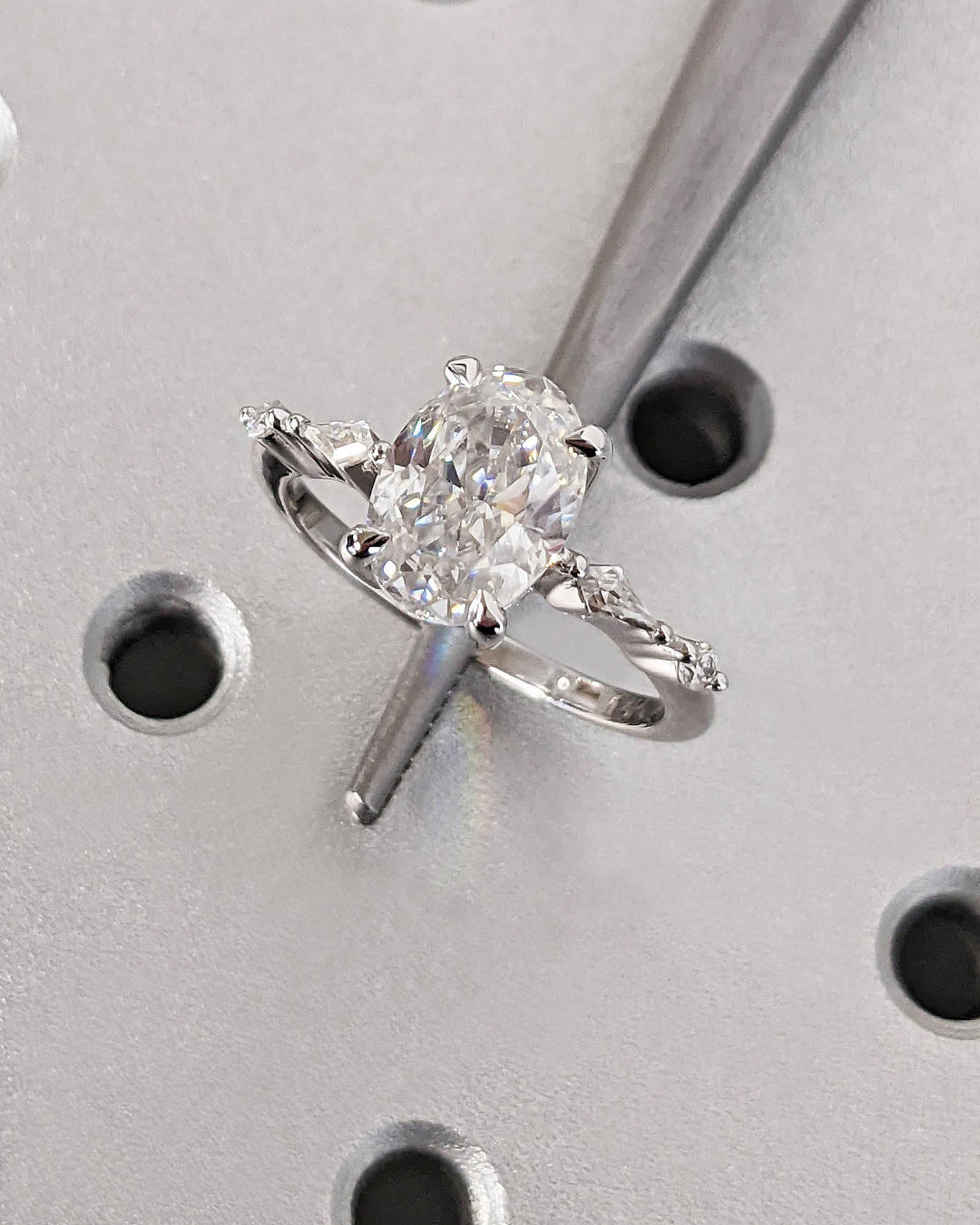 oval cut center diamond ring,
