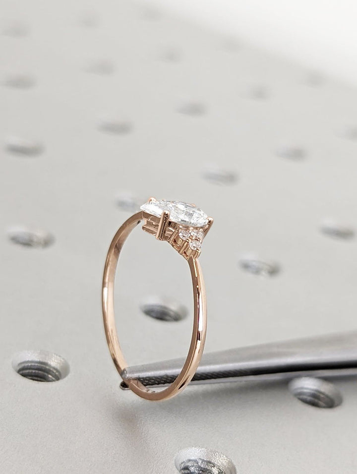 pear cut engagement diamond ring,