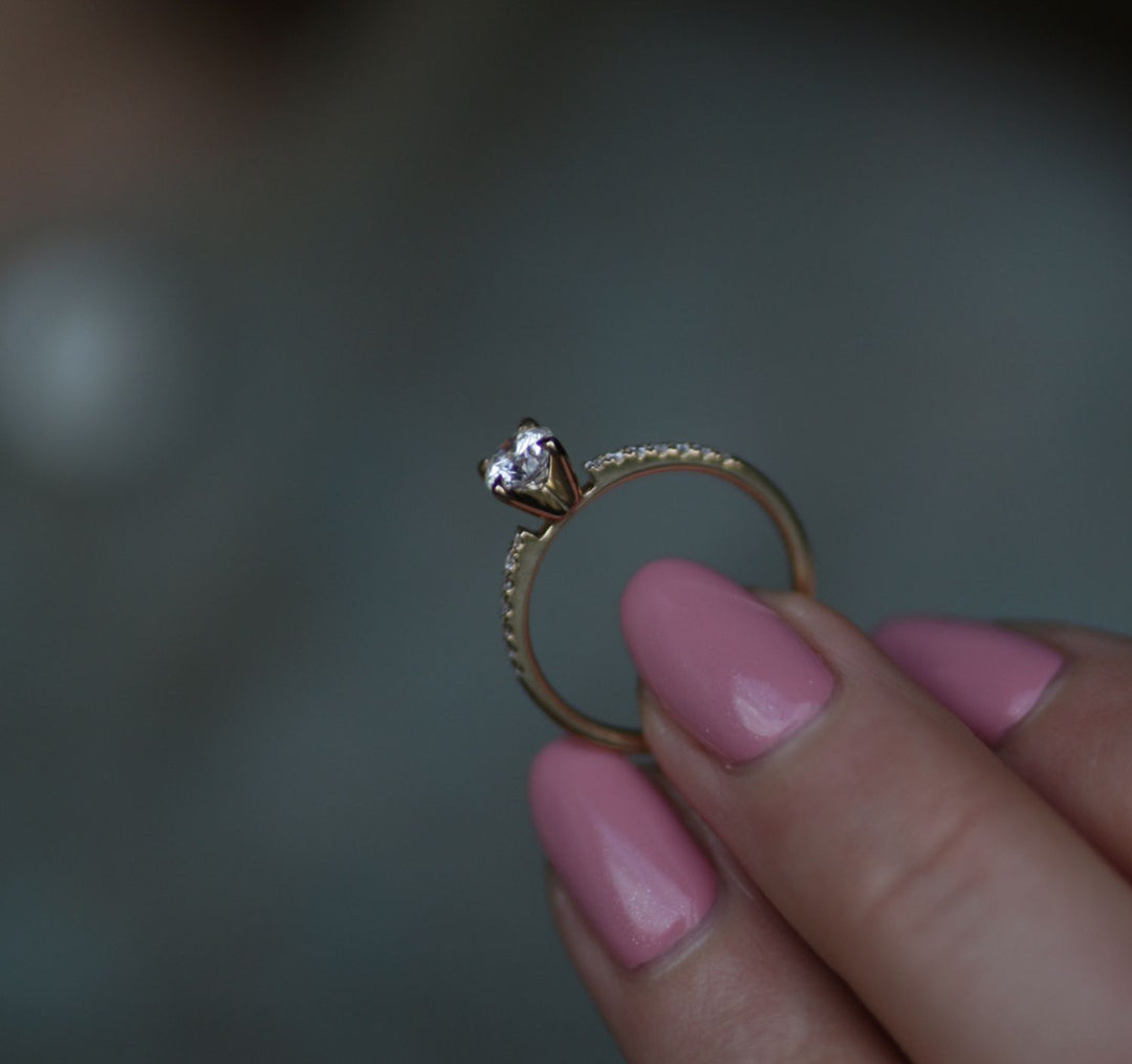 round cut center diamond