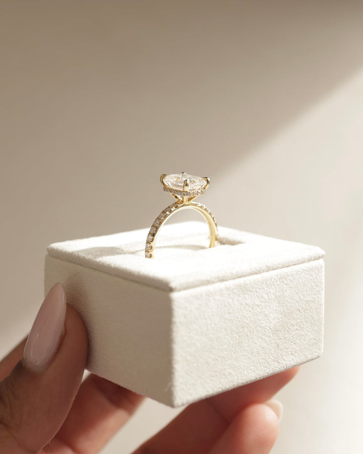 refined solitaire pavé setting, gold pavé setting, platinum pavé setting, white gold pavé setting, yellow gold pavé setting, rose gold pavé setting, contemporary gold pavé setting, minimal metal setting, refined metal pavé setting, elegant contour pavé setting, smooth contour pavé setting, high durability pavé setting,