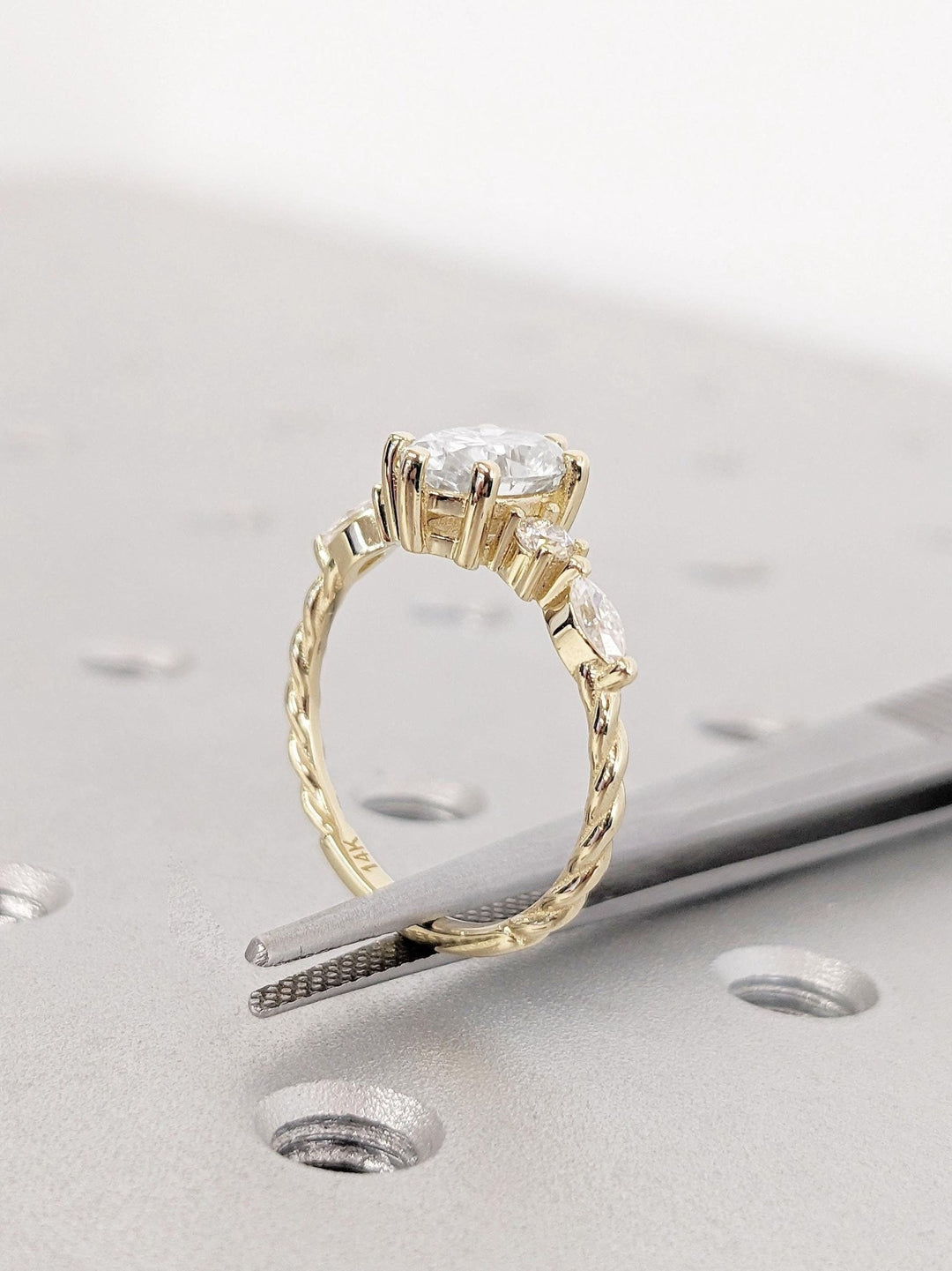 dazzling oval cut diamond,