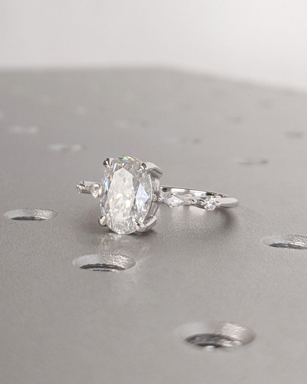 oval shaped center diamond,