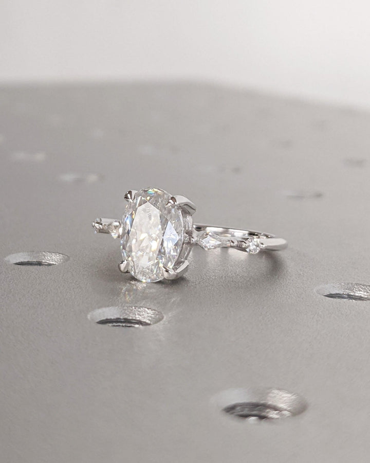 oval shaped center diamond,