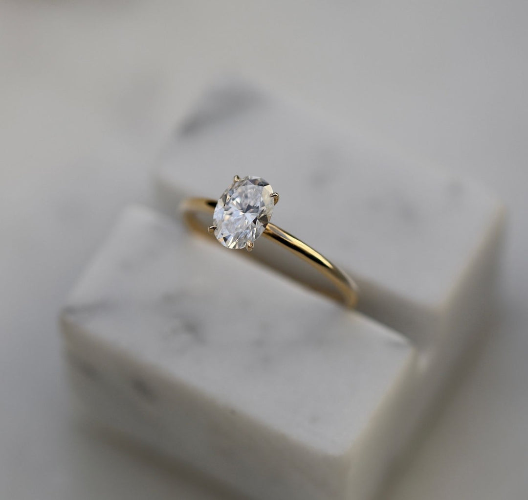 oval diamond solitaire,
