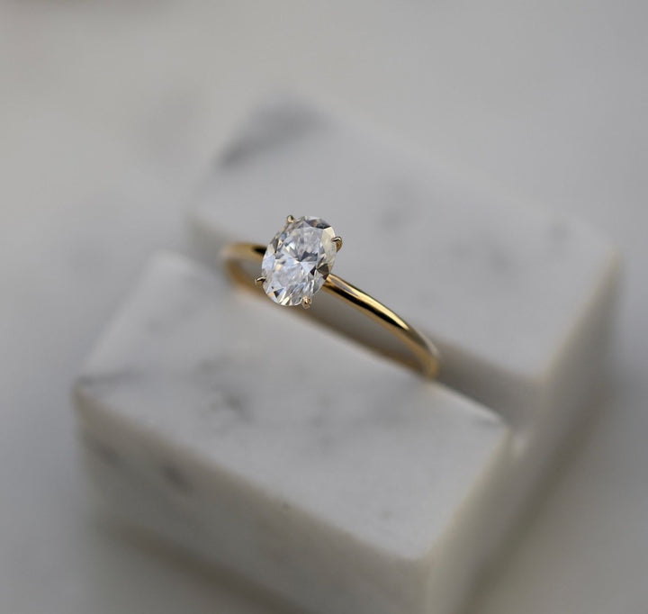 oval diamond solitaire,