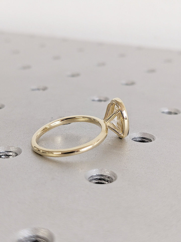 oval center diamond,