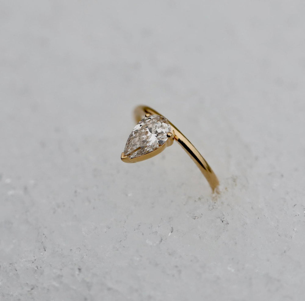 pear shaped diamond ring,