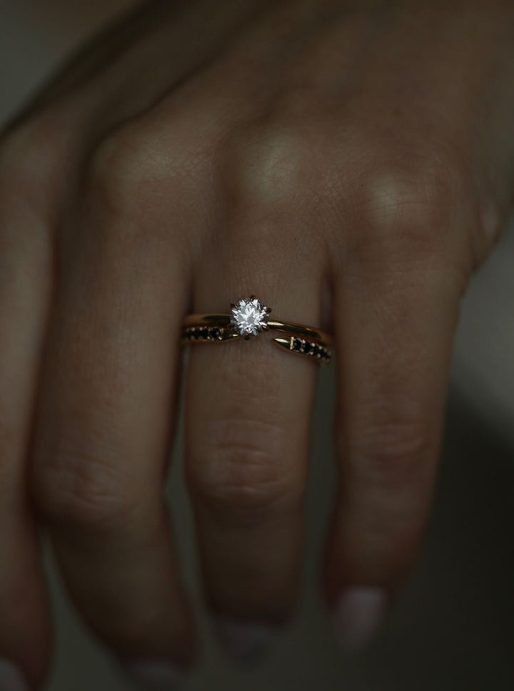 round luxury ring,
