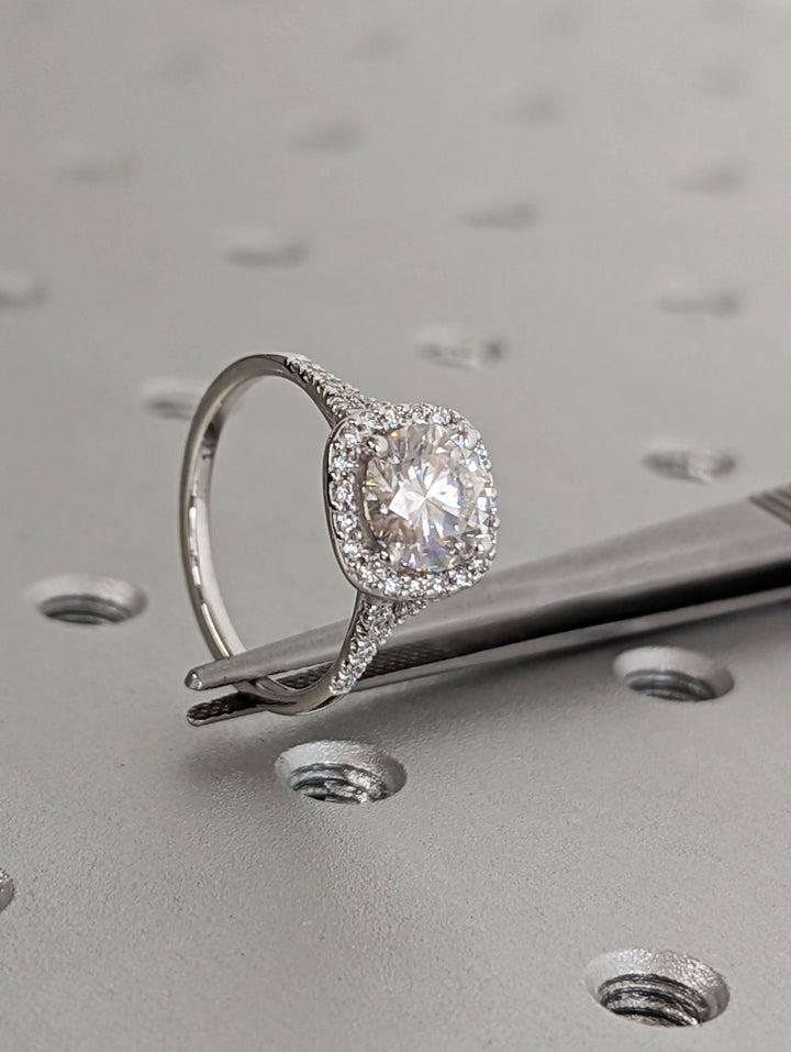 round center halo diamond engagement ring