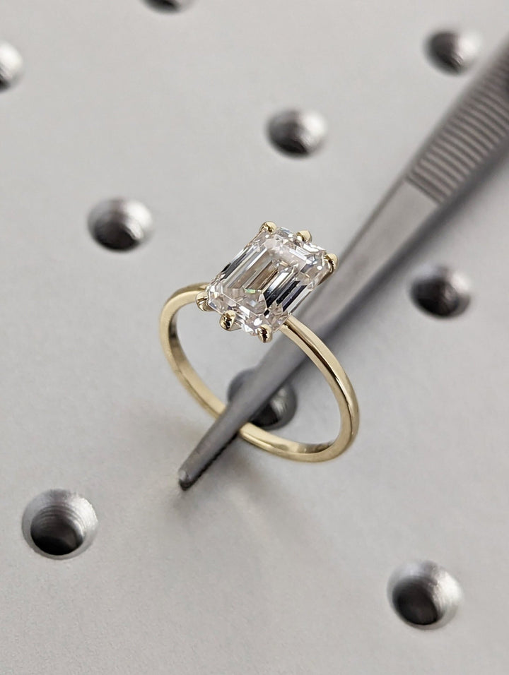 Timeless women's engagement ring with lab diamond
