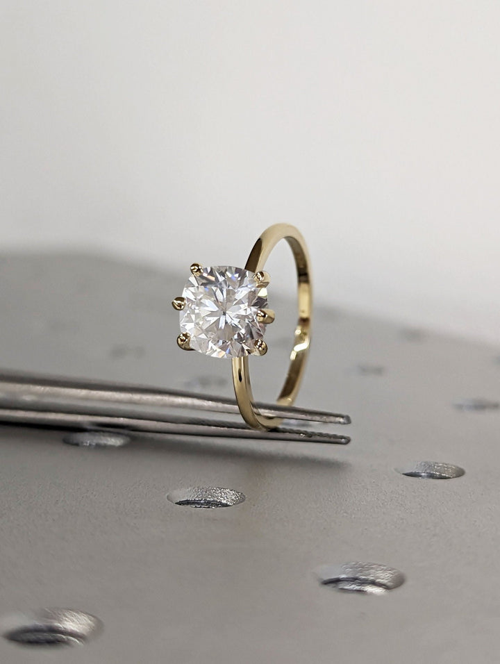 cushion cut center stone engagement ring,