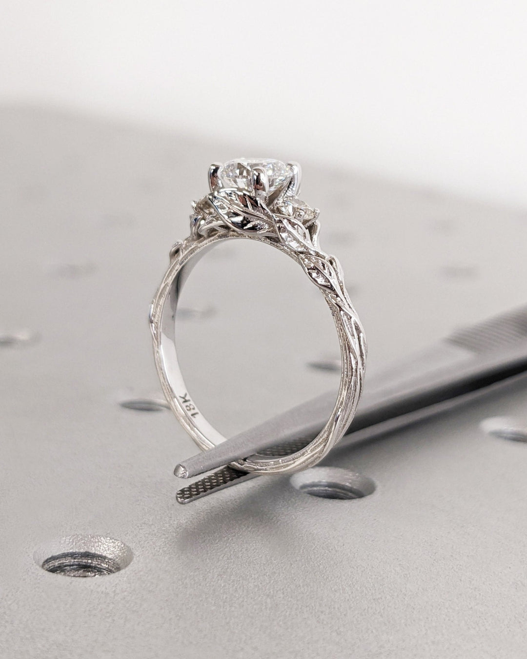 elegant round cut ring,
