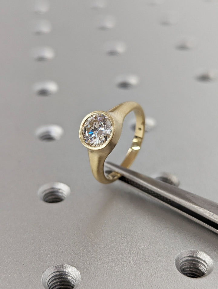 round cut luxury bridal ring,