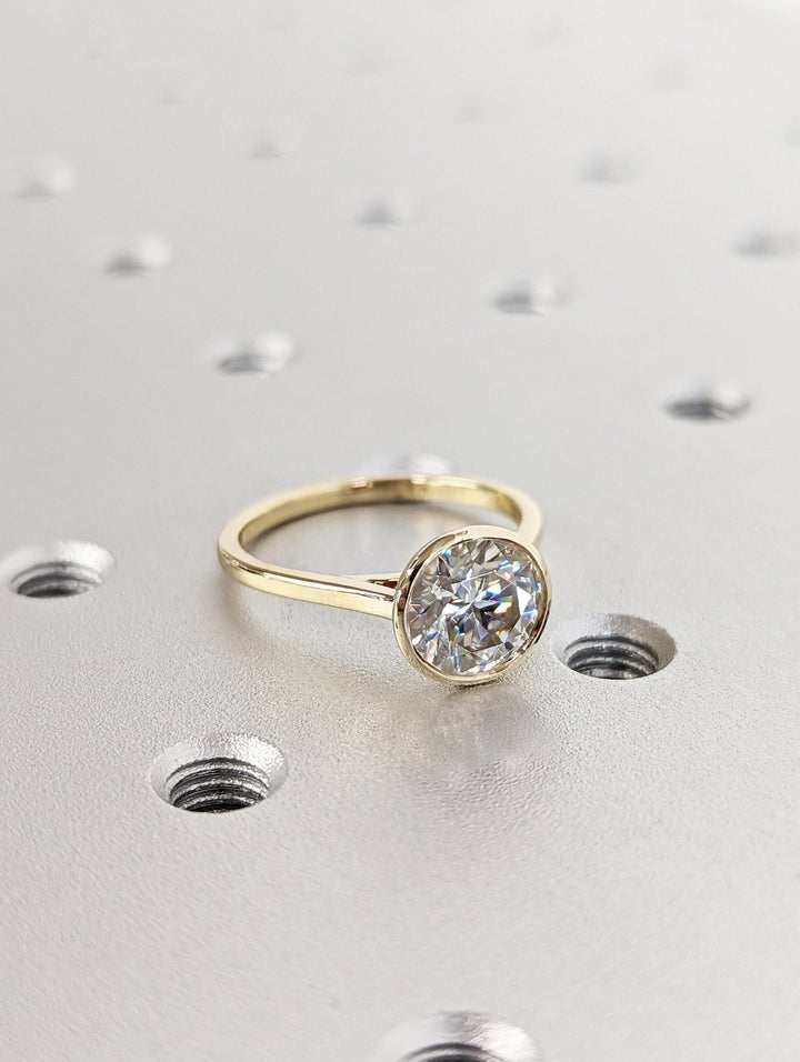 dazzling round center diamond ring,