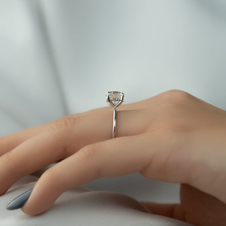 round diamond center stone,