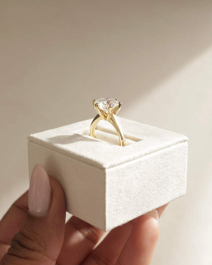 minimal prong setting, modern prong setting, vintage solitaire setting, classic prong setting, geometric solitaire setting, architectural solitaire setting, clean line solitaire setting, smooth metal setting, polished metal setting, fine metal setting, gold solitaire setting, platinum solitaire setting,