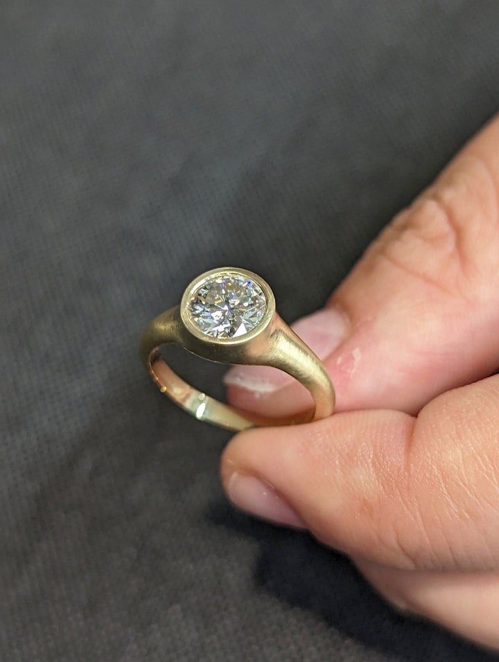 round diamond ring with timeless elegance,