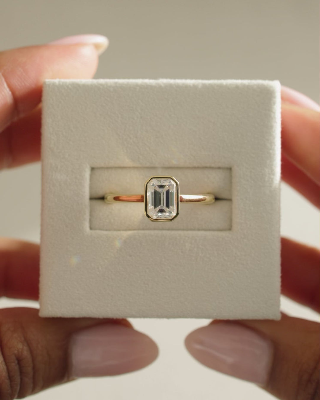 minimalist bezel setting, luxury bezel setting, secure bezel setting, polished bezel setting, smooth bezel setting, clean bezel setting, contemporary bezel setting, elegant bezel setting