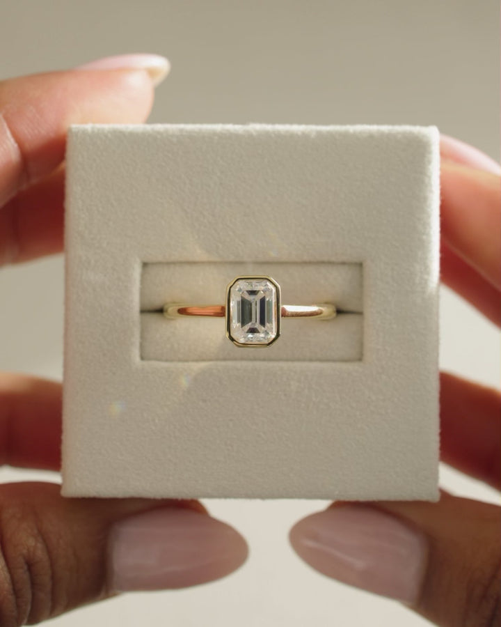 minimalist bezel setting, luxury bezel setting, secure bezel setting, polished bezel setting, smooth bezel setting, clean bezel setting, contemporary bezel setting, elegant bezel setting