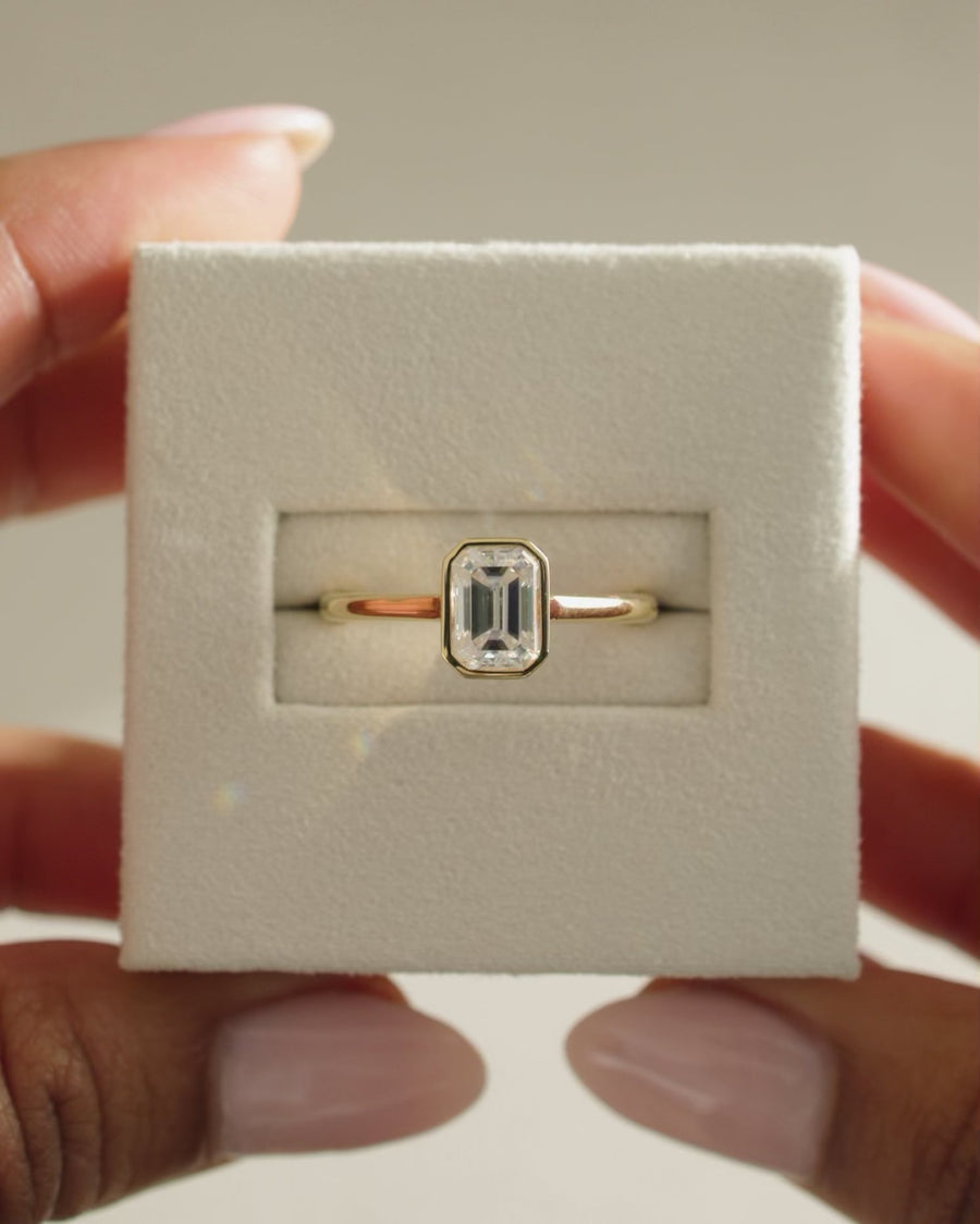 minimalist bezel setting, luxury bezel setting, secure bezel setting, polished bezel setting, smooth bezel setting, clean bezel setting, contemporary bezel setting, elegant bezel setting