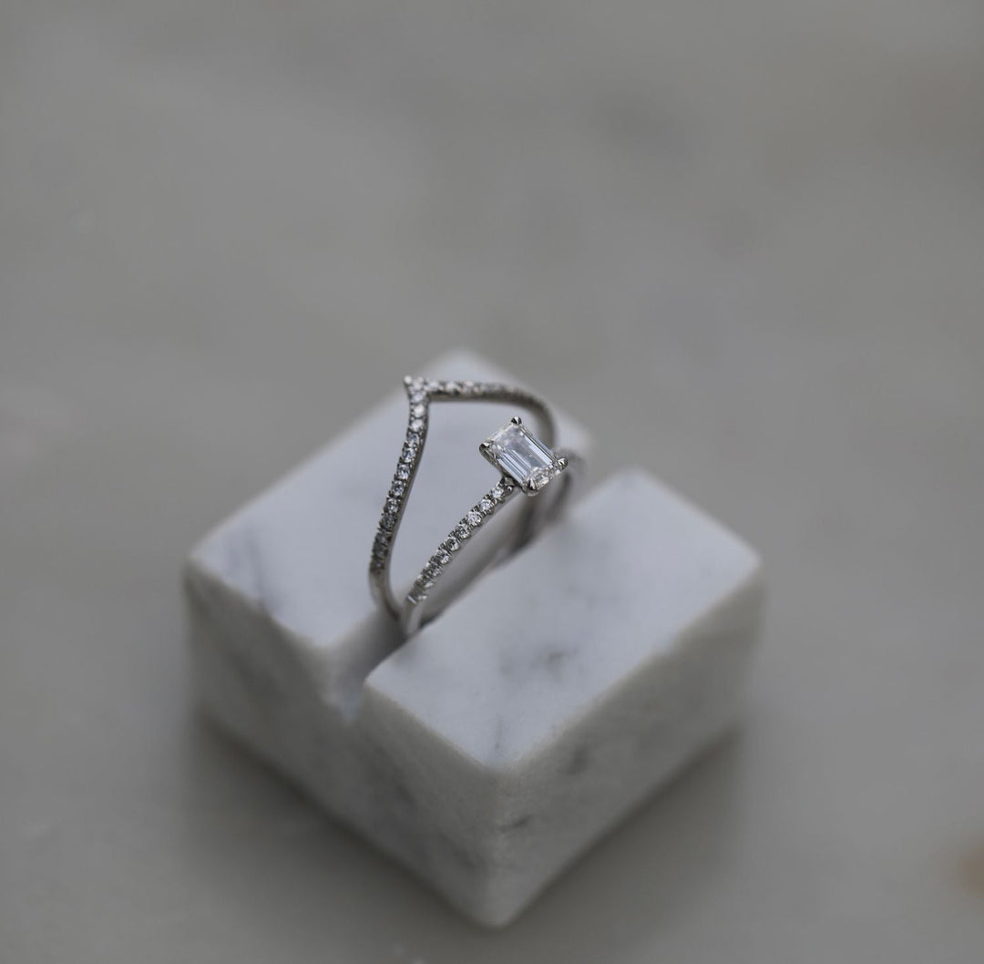 emerald center stone ring,