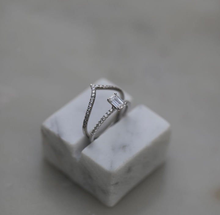 emerald center stone ring,