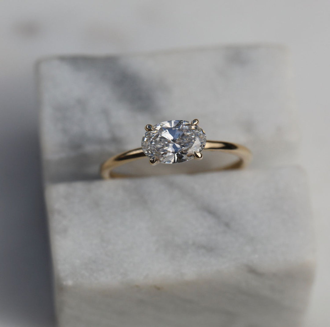 oval diamond solitaire,