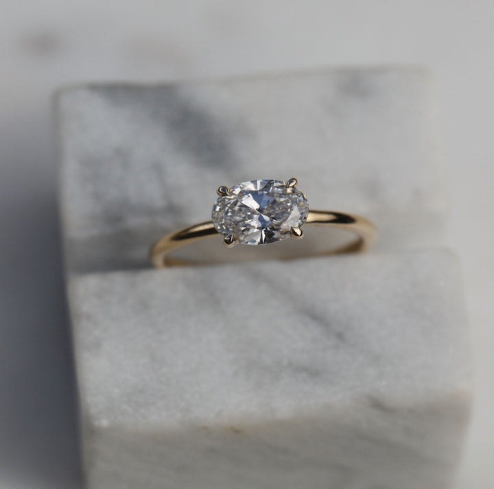 oval diamond solitaire,