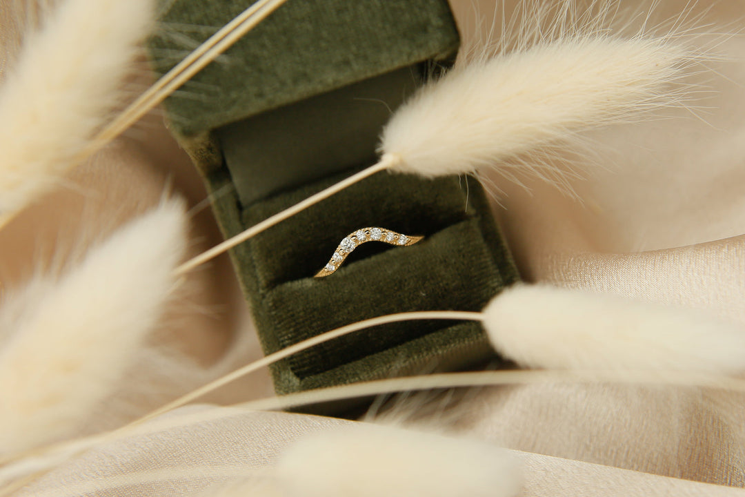 Round Diamond CVD EF/VVS Vintage Wave Wedding Band