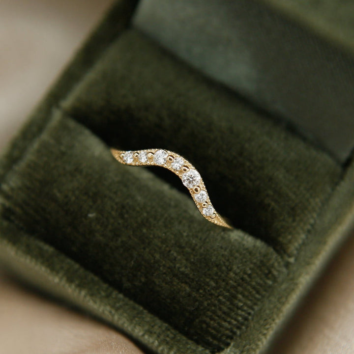 Round Diamond CVD EF/VVS Vintage Wave Wedding Band