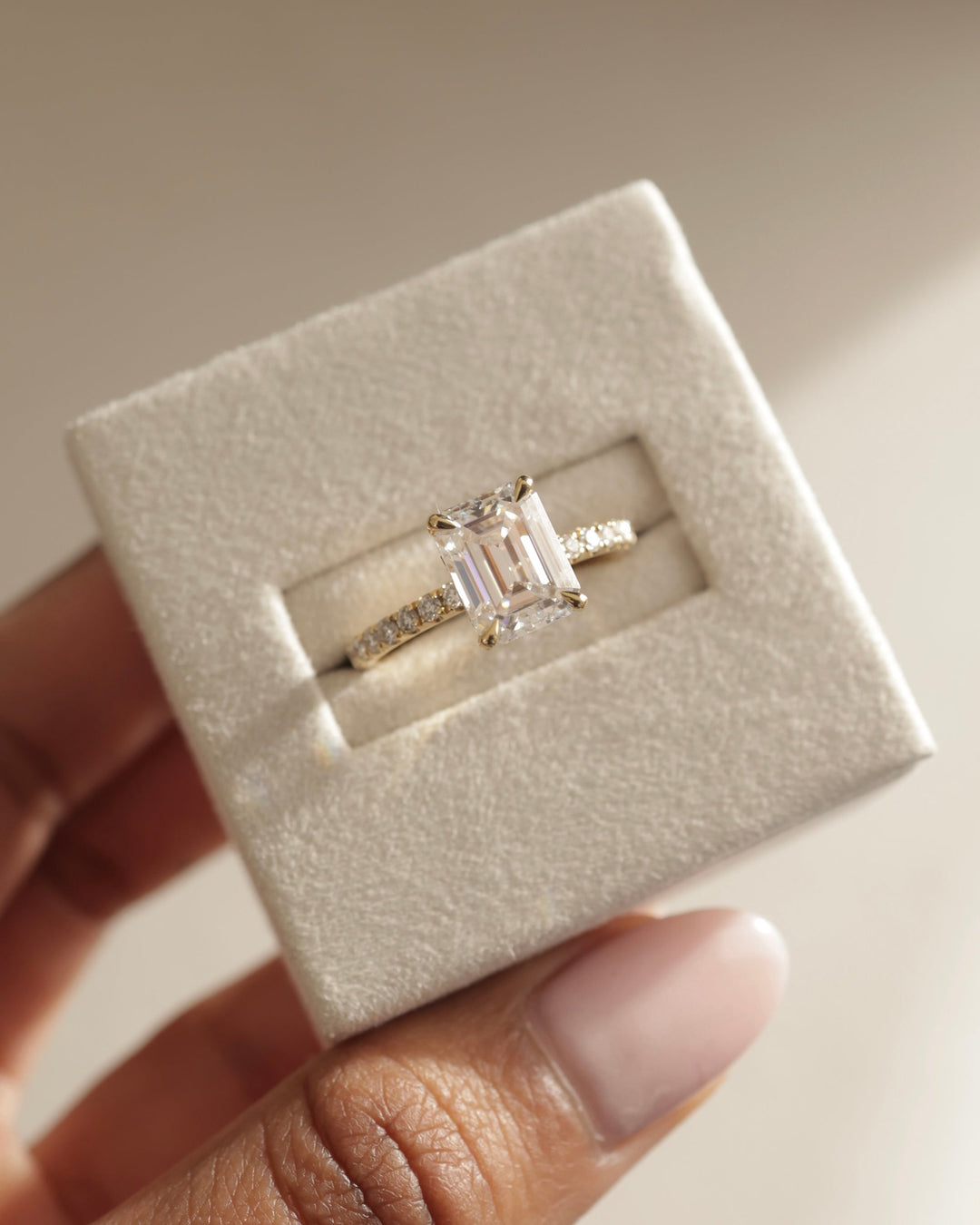 geometric pavé setting, clean line pavé setting, polished pavé setting, smooth pavé setting, fine jewelry pavé setting, diamond pavé mounting, halo pavé band design, open gallery pavé setting,