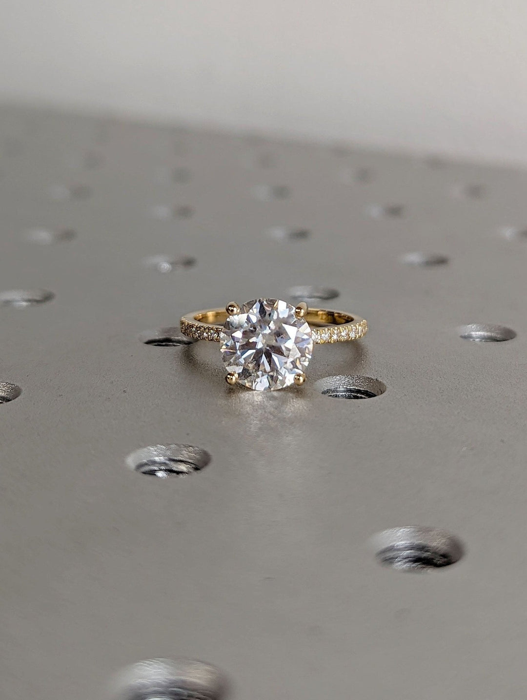 round cut sparkle ring,