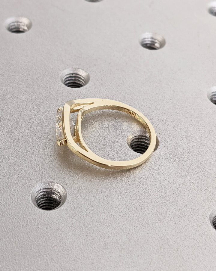 pear shaped diamond ring,