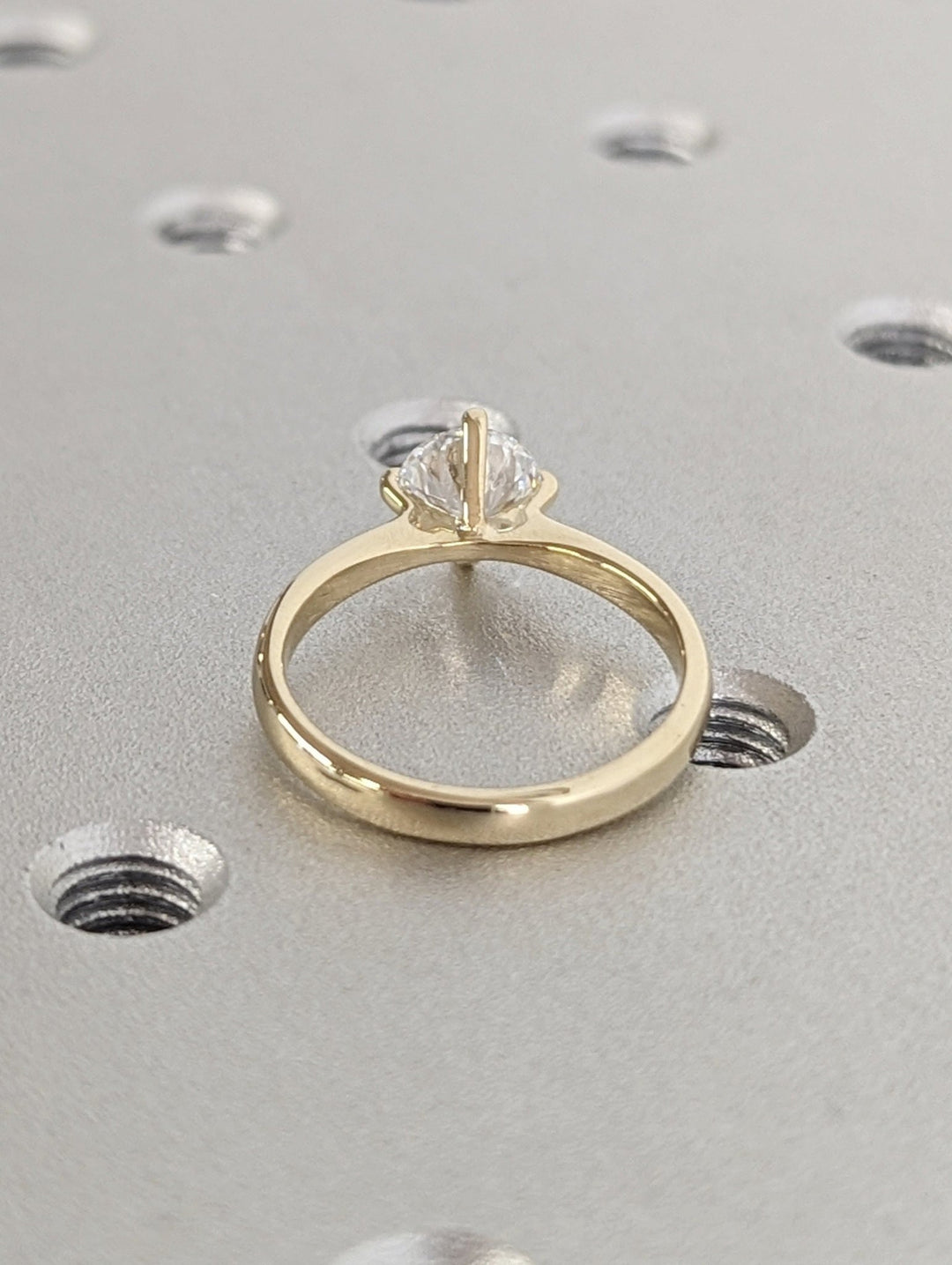 , elegant round cut ring, luxury wedding