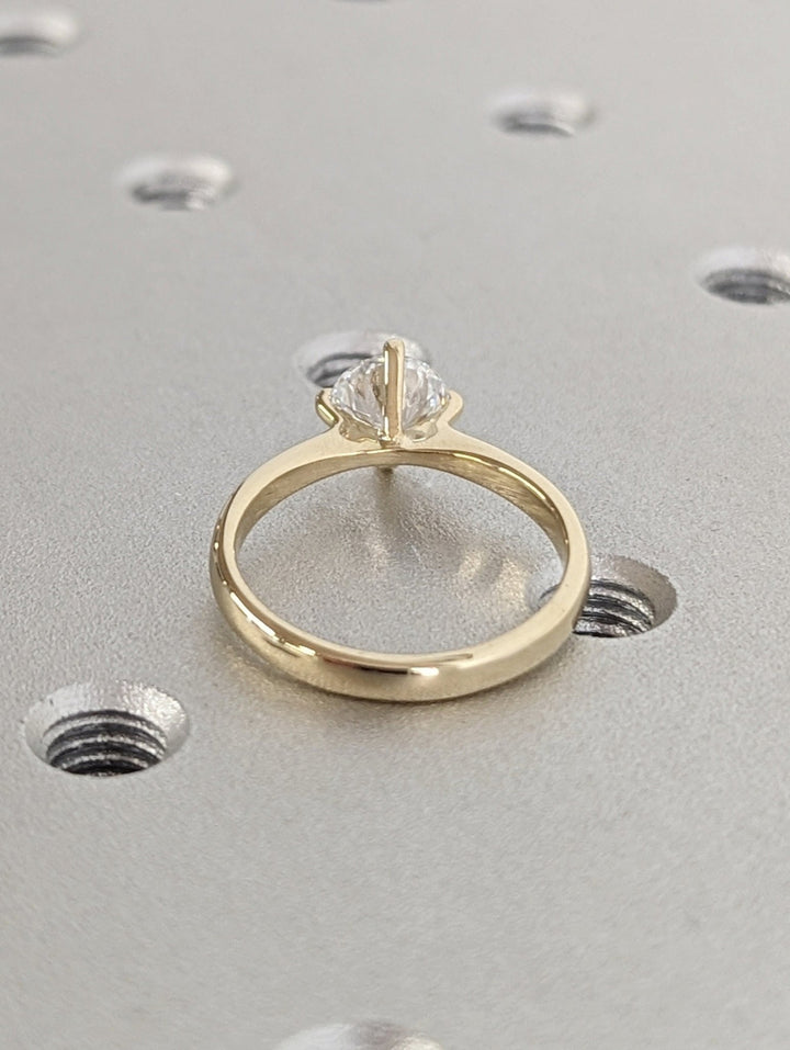 , elegant round cut ring, luxury wedding
