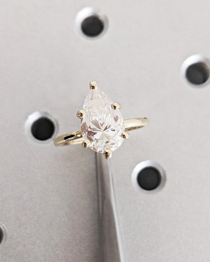 , pear cut center stone engagement ring,