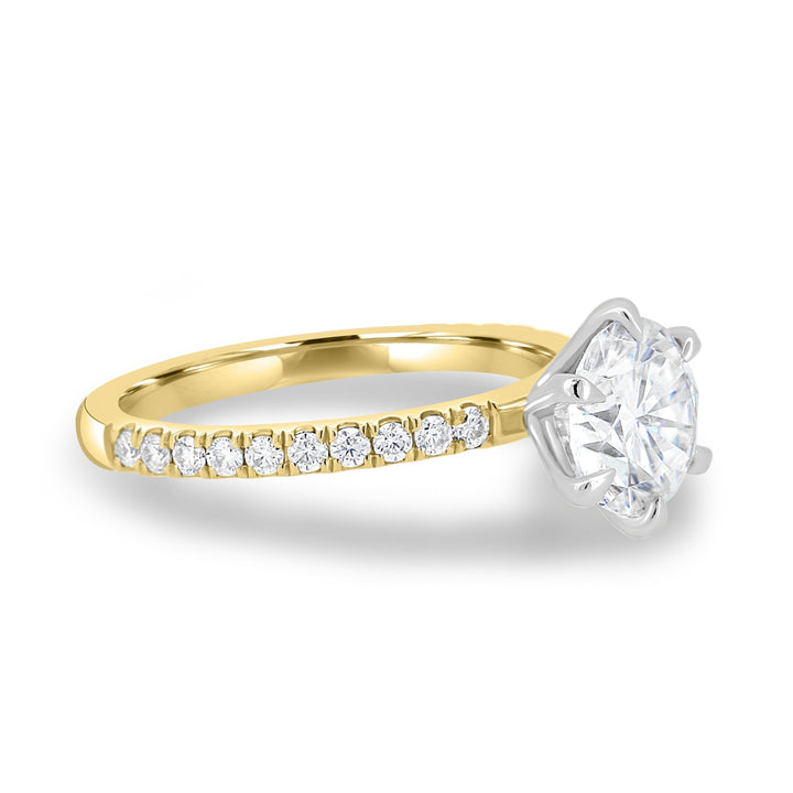round cut lab grown diamond,
