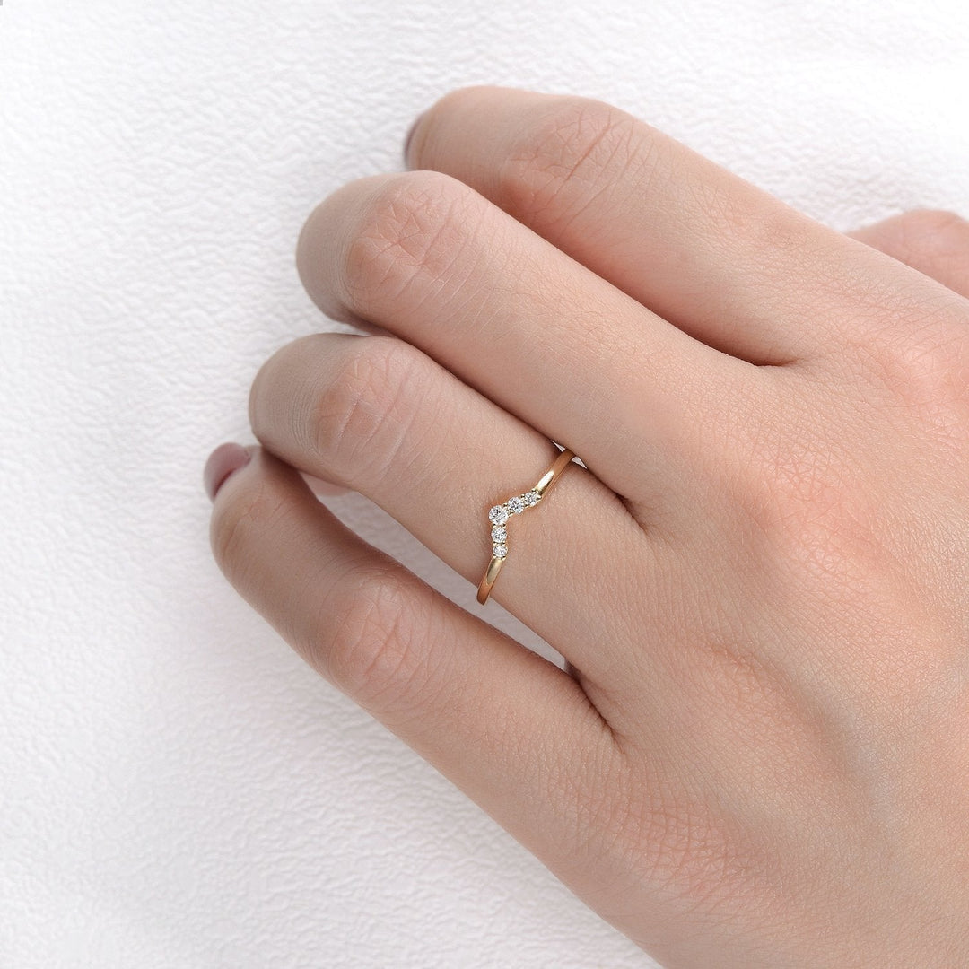 1.5mm Round Brilliant Cut V Curved Moissanite Wedding Band