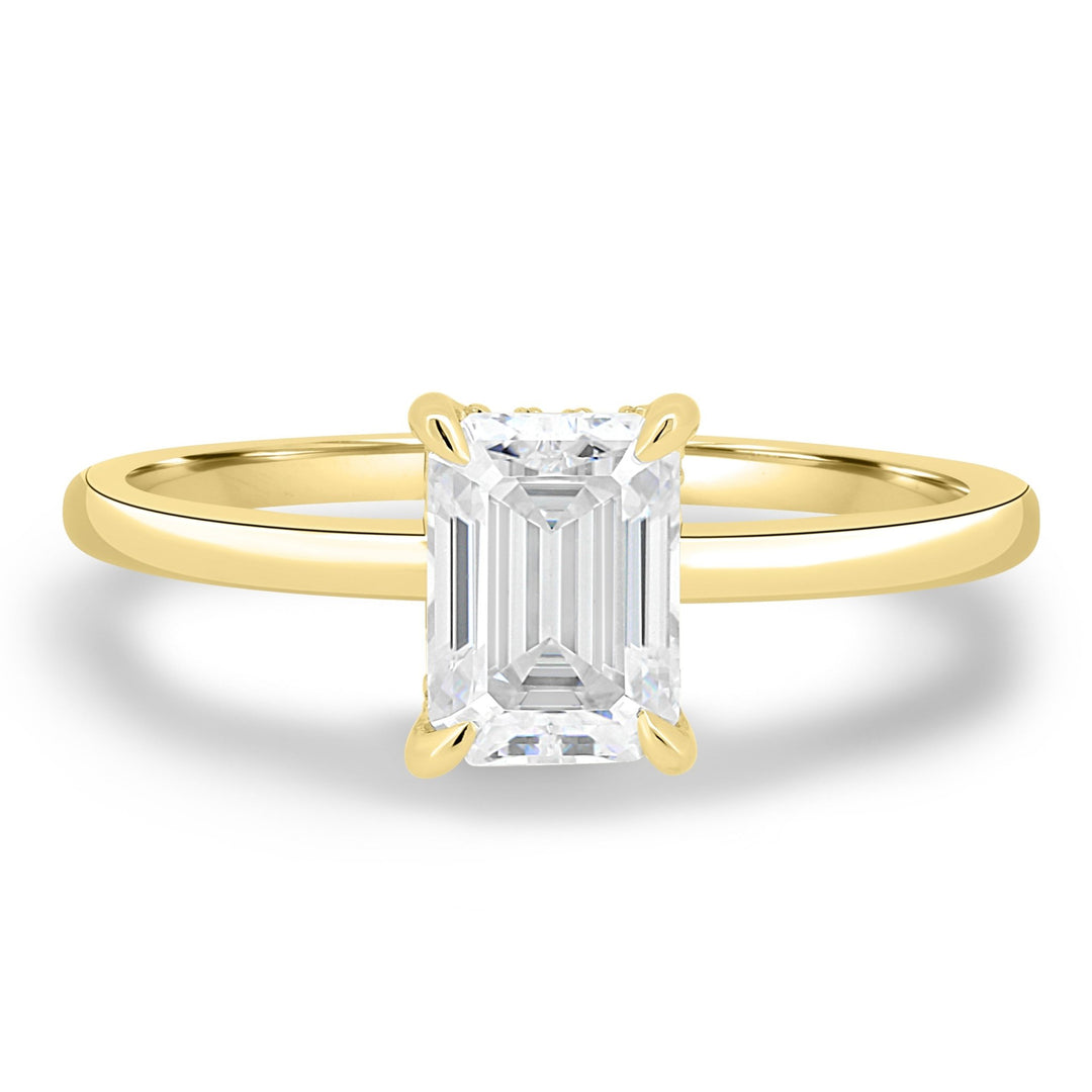 emerald diamond center stone,