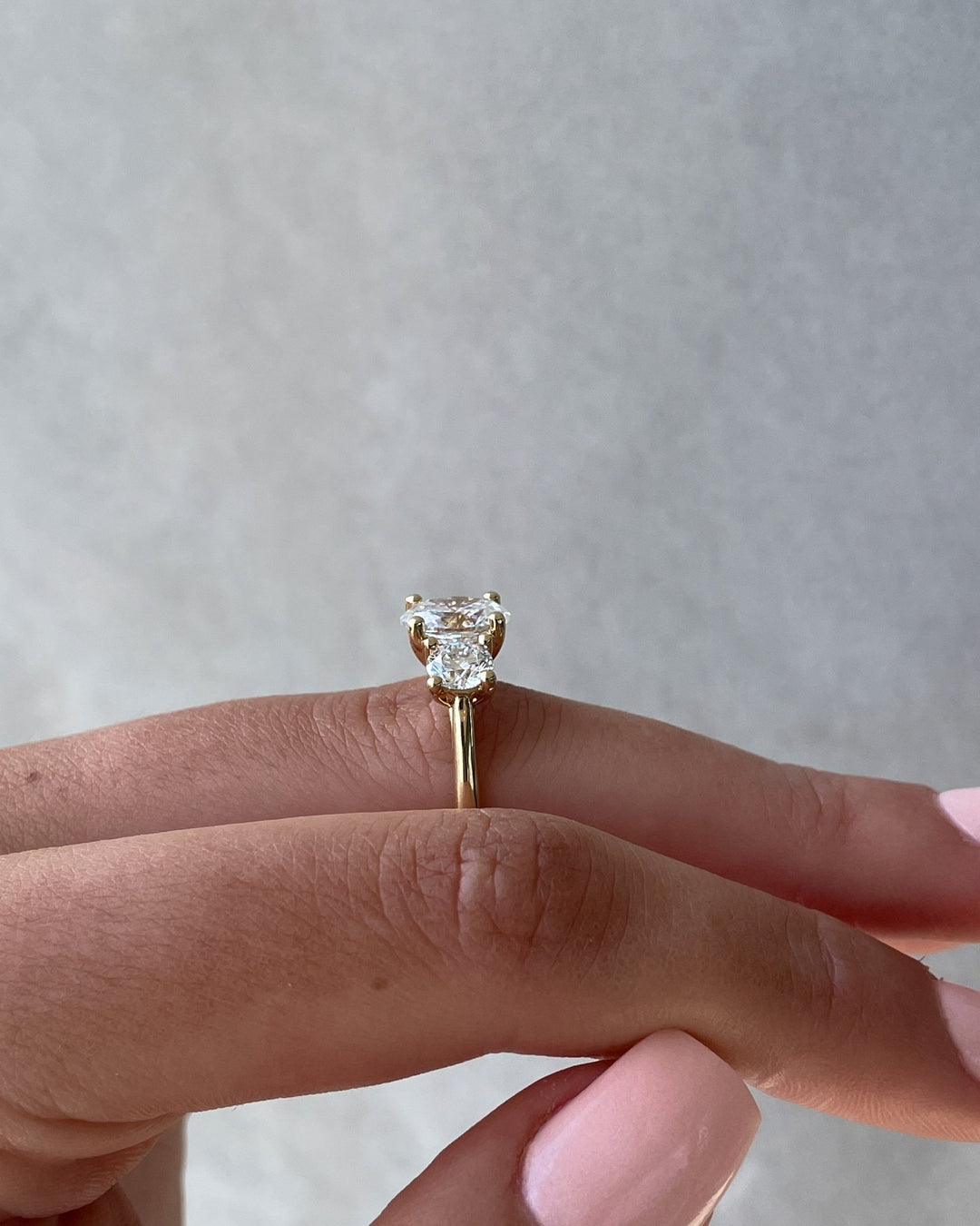 oval diamond center stone,