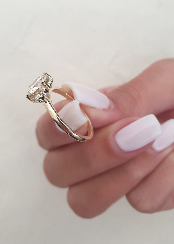 , luxury round cluster engagement ring,