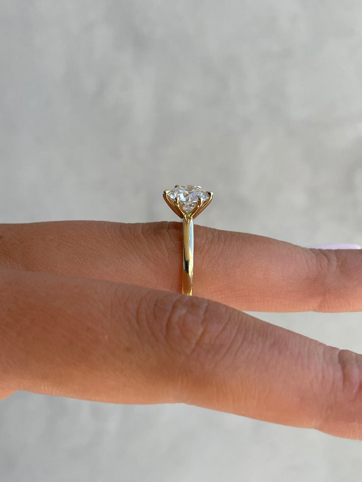 round diamond engagement ring,